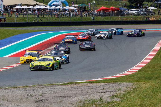 Intercontinental GT Challenge Kyalami 9 Hour 2023 startveld onderweg