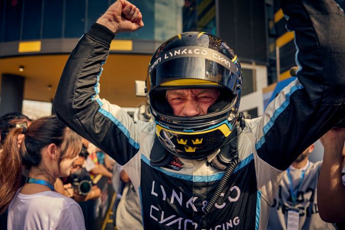 Thed Björk FIA TCR World Tour Macau Team World Title 2024 100e podium Lynk & Co Cyan Racing Foto 4