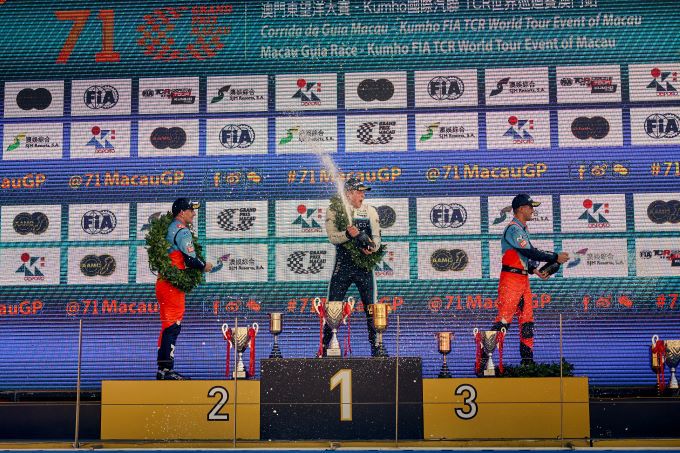 Thed Björk FIA TCR World Tour Macau Team World Title 2024 100e podium Lynk & Co Cyan Racing Foto 6