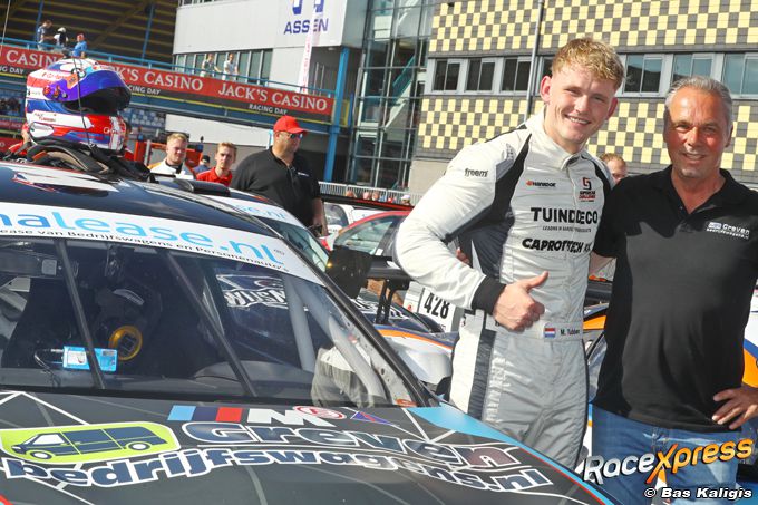 Autocoureur Max Tubben toont opnieuw zijn talent en pakt zege in Supercar Challenge in Assen