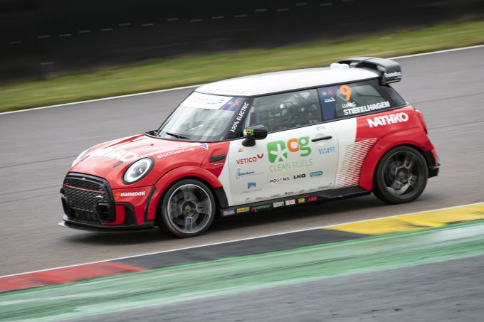 Autocoureur Lukas Stiefelhagen kampioen in Mini NXT Gen Cup