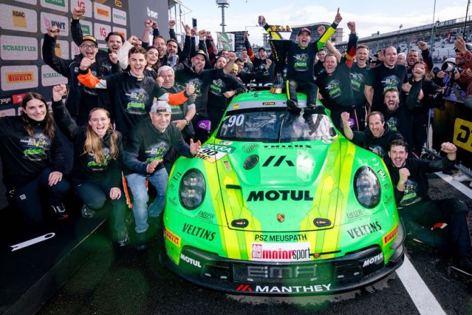 DTM-koning Ayhancan Güven krijgt Gouden Schoen Foto 9